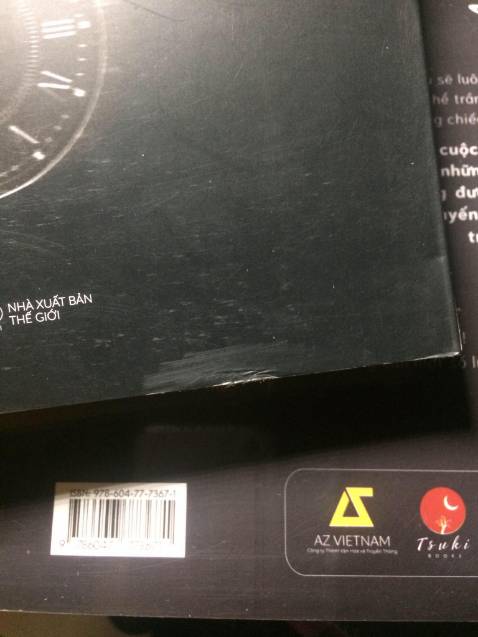 :) không hài lòng về chất lượng bên ngoài của sách xước tùm lum xước cả phần gáy ntn thì trưng bày rất mất thẩm mỹ. Sách như kiểu cũ dùng r hoặc hàng tồn vì phần gáy sách nhìn rất lỏng lẻo luôn không hiểu sao. Mình mua chủ yếu để sưu tập và tặng nên giao sách cũ và lỗi ntn mình rất không hài lòng
Haiz còn xước và hỏng nhiều chỗ lắm nhưng chất lượng nội dung của sách vẫn rất cao nên đánh giá 2 sao -_- nếu k thì 1 sao về chỗ