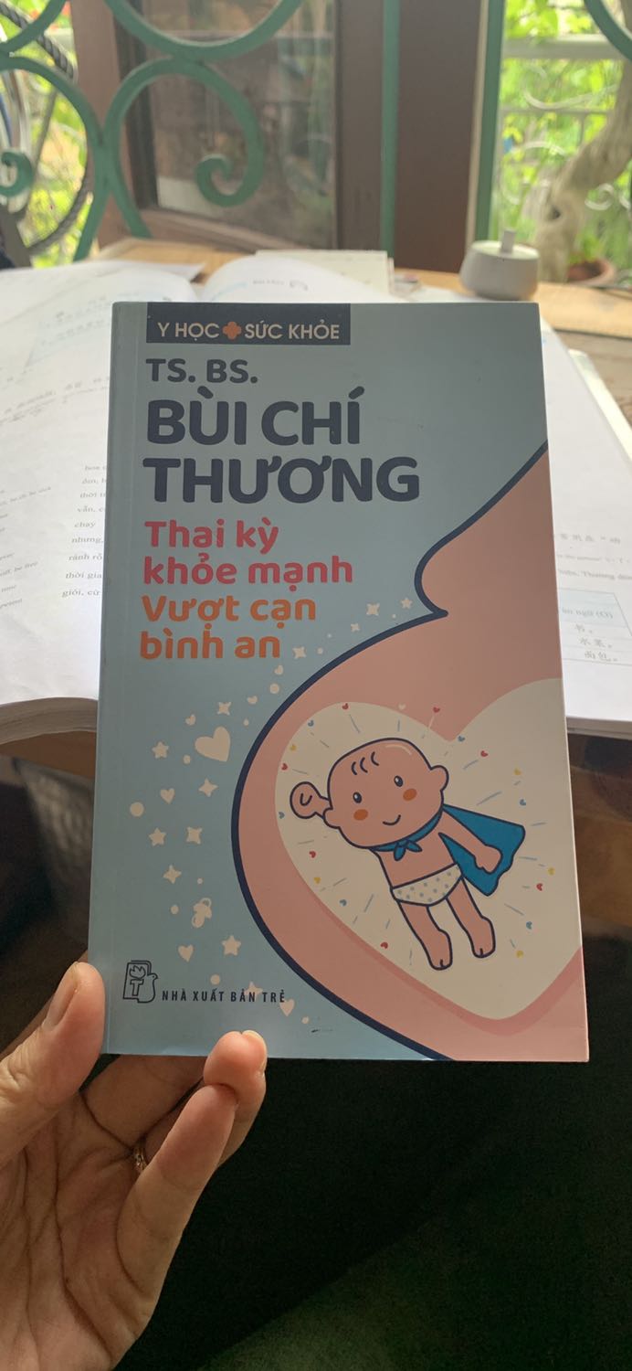Quyển sách nhỏ mà có võ nha. Mẹ bầu hoặc đang muốn mang bầu nên có để gối dfaauf giường. Đỡ hoang mang giữa muôn trùng thông tin. Mua quyển này với “ mang thai, sinh nở, nuôi con khoẻ mạnh” , online nên xem website “ hellobacsi” . Mình thấy thông tin hay mà đúng lắm nhé