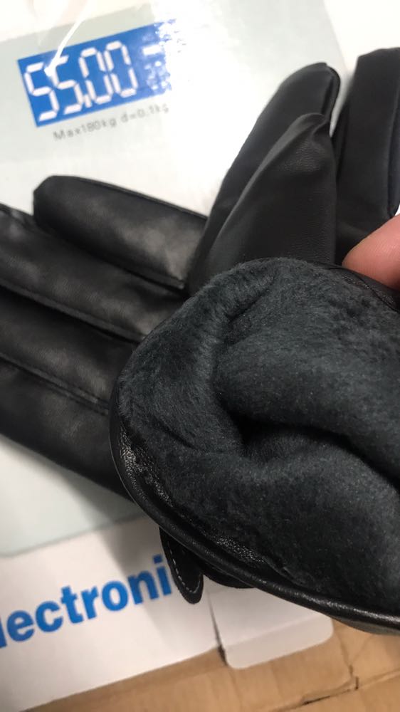 Găng tay mềm, co giãn tốt, đường may tỉ mỉ chắc chắn. Lớp da bóng đẹp mềm mại nữa. Lớp lót nỉ lông ở bên trong khi đeo cho cảm giác dễ vừa tay và dễ chịu. Shop giao hàng nhanh hai ngày là lấy được sản phẩm rồi. Uy tín, ủng hộ shop