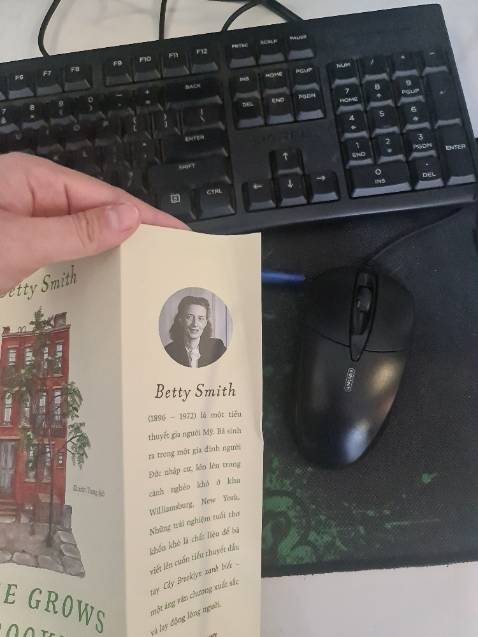 Mỗi lần mua sách, mình đều tìm đến tiki, dù biết có những kênh khác rê hơn. Nhưng đôi với mình chất lượng sách đảm bảo vẫn hơn cả. Nhưng lần này nhận sách rất thất vọng, để gập mép bìa sách hằn nếp, bọc sách thì sơ sài, nhất lại trong mùa mưa nữa. Nên sau trải nghiệm lần này, mình sẽ cân nhắc lại có nên chọn tiki làm địa chỉ mua sách ko. Vì cũng thời điểm mình mua sách, người bạn mình cũng đặt sách tặng mình ở kênh khác thì bocn sách rất cẩn thận á