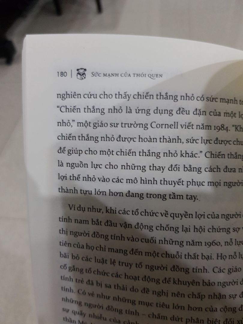 Đây là một cuốn sách nổi tiếng. Lỗi dịch thuật rất nhiều trong cuốn sách mình cũng đã biết vì đã đọc sách rồi, muốn mua sách để có thể đọc lại khi cần...
Nhưng hình thức cuốn sách mình thấy rất khó chịu, xén sách làm sao mà cuốn sách vốn có hình chữ nhật thì giờ có hình tứ giác rất kì dị, cảm giác nhà xuất bản làm việc rất ẩu.