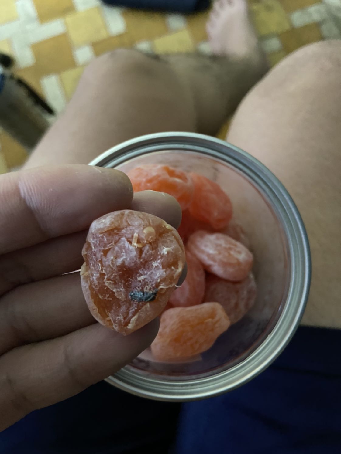 2 sao cho vận chuyển nhanh thôi chứ chất lượng tệ quá! Phải gọi đây là mứt đào chứ sao gọi là ô mai? Vì ô mai vị chua, ngọt, mặn hoà quyện vào nhau, còn cái này chỉ có vị ngọt mà thôi! 
Trái lại to, ăn ngán. Còn thêm dính cái gì đen đen, sợ thật!