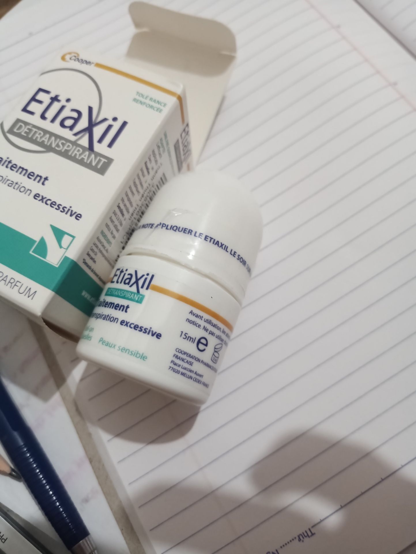 hàng bị lỗi  tôi nghi ngờ là hàng giả hàng nhái .lo cạy mãi ko mở ra được .lúc mở ra viển bi lăn ko lăn đc bị khô cứng không thể dùng được .trong nắp có vết đen bận và nhiều chỗ bị xước tôi thực sự rât thất vọng yêu cầu hoàn chả tiền sản phẩm .