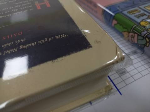 Đây là cái đánh giá 1 sao đầu tiên trong đời t luôn.
Tiki nên xem lại cách đóng gói. Quá tệ. Cho âm sao được là t cũng đánh giá luôn ý. Sách k có lấy thêm 1 lớp bọc phụ nào ngoài thùng. Mà thùng thì tét nát bét. Bìa cứng mà móp hết 4 góc. Dùng bookcare mà cái bọc plastic nó rách rớt ra khỏi cuốn sách. Bìa sách còn bị xước mất màu. Khởi điểm đầu là tiki bán sách mà. T từng rất thích tiki nên dù nhiều đánh giá sách bị móp t vẫn mua. Nhưng thôi từ biệt. Gói bookcare cũng bỏ luôn. Chứ bọc mà rách luôn cái bọc thì bọc làm gì. Tệ chưa từng thấy.