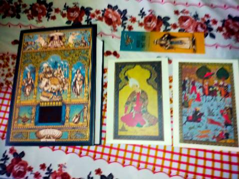 Giao hàng nhanh. Đặt tối hôm qua hôm nay đã giao tới Đà Lạt rồi. 
Shipper nhiệt tình, thân thiện
Bọc hàng cẩn thận. Không móp méo. Còn tặng thêm 4 bookmark Tiki
Truyện thì có 2 postcard và  1 bookmark