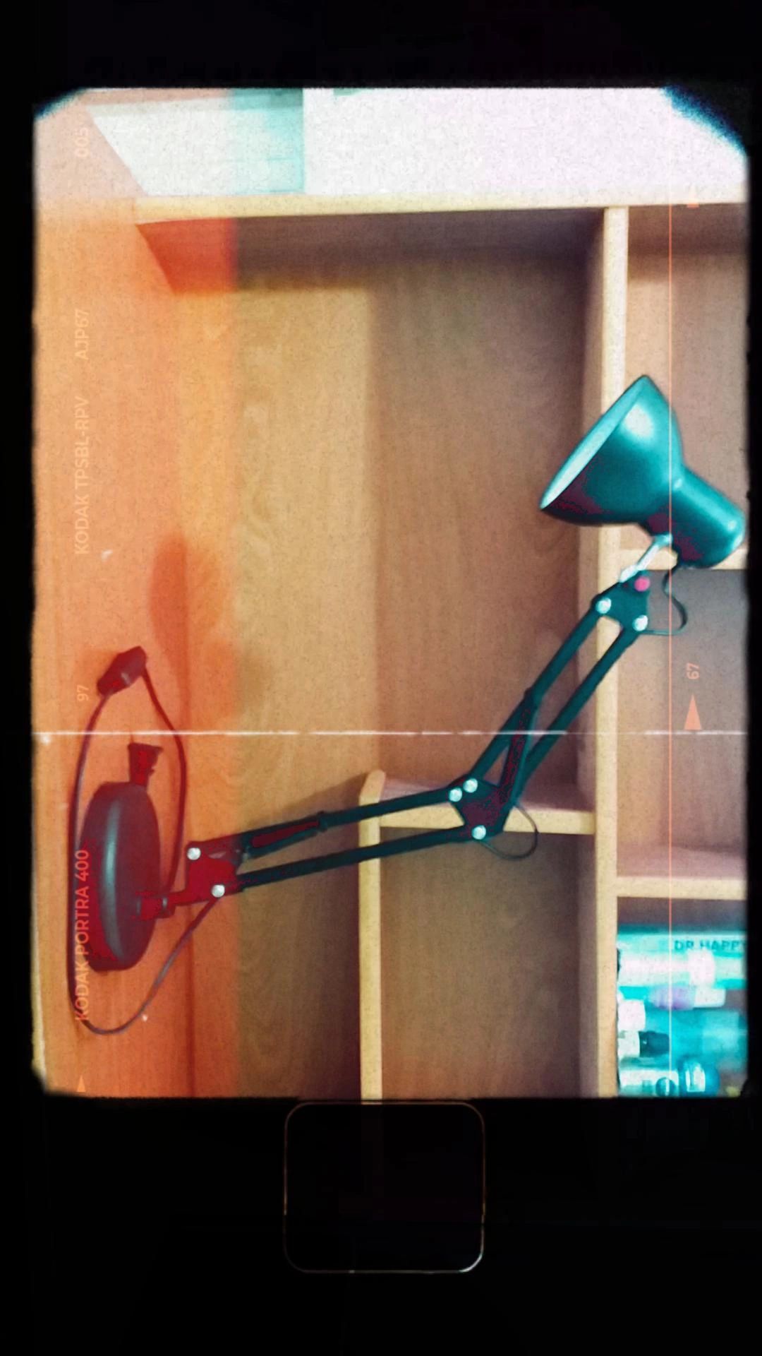 Đầy đủ linh kiện, may mắn không bị móp méo sản phẩm. Hộp được dán "Hàng dễ vỡ" mà hình như bên vận chuyển k "chú ý" nên hơi bị móp méo, trộm vía k hư đèn hihi. Đèn kèm theo thì k sáng phù hợp decor chill, còn mún sáng để học như mik thì nên mua bong khác bên ngoài.
(Đèn dùng đế) Đế để đứng khá to nặng, tuy nhiên cắm thân đèn vào đế nó hơi lỏng lẻo.
(Đèn kẹp bàn) Nguyên cây đèn bằng kim loại (mik k rõ), chỉ có đế gắn vs bàn thì full nhựa nên có thể sẽ gẫy do bất cẩn, mn cẩn thận khi dùng.