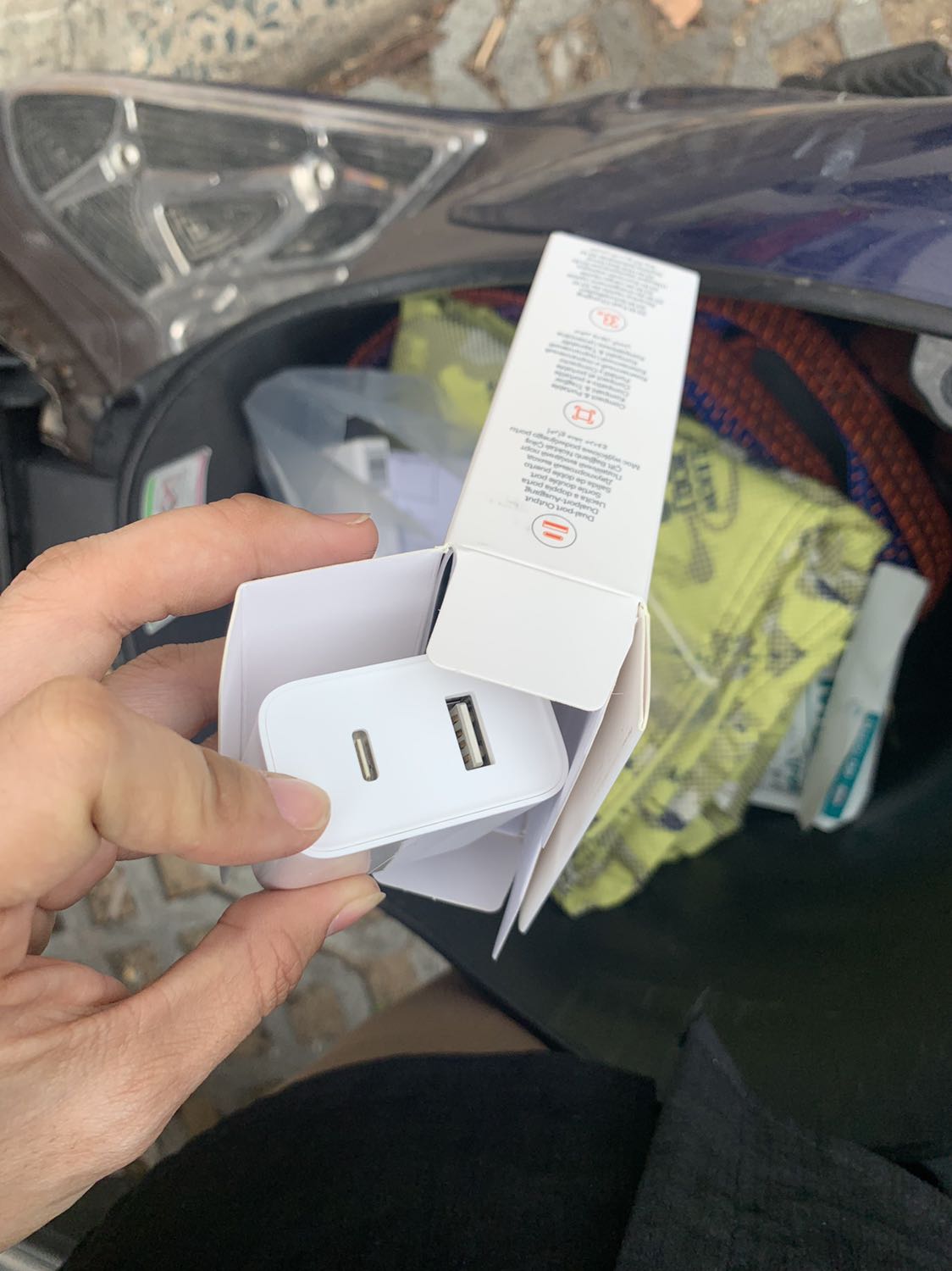 Hàng chất lượng chính hãng, cầm nặng tay sạc nhanh, không thấy sản phẩm dây type C gợi ý, tìm hơi khó nên mua củ bên này qua *** mua dây xiaomi luôn, vẫn thích tiki hơn vì giao hàng nhanh ko lôm côm như bên ***