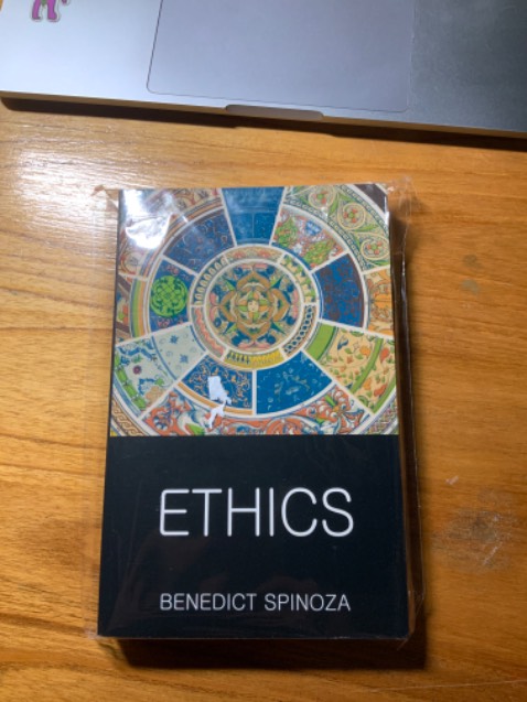 Giao hơi lâu, sách bọc ni long trong cẩn thận nhưng thấy sách hơi mờ chữ với title trên bìa sau hơi lệch..