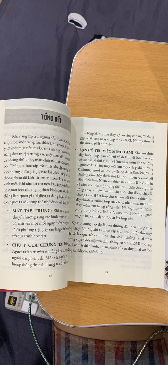 Bìa sách bụi quá trời! Bên trong in quá tệ, canh lề lệch. Rất cực kì khó chịu. Mua sách không chỉ để đọc mà cảm nhận giá trị thực tế khi cầm trên tay quyển sách. Mua của Tiki không biết bao nhiêu sách rồi mà giờ cực kì thất vọng!