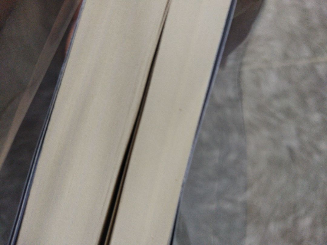 Sách đẹp, không bị bẩn, không bị rách, còn nguyên màng co, sách to dày, nặng, có bookmark, đóng gói kỹ càng, giao nhanh chóng