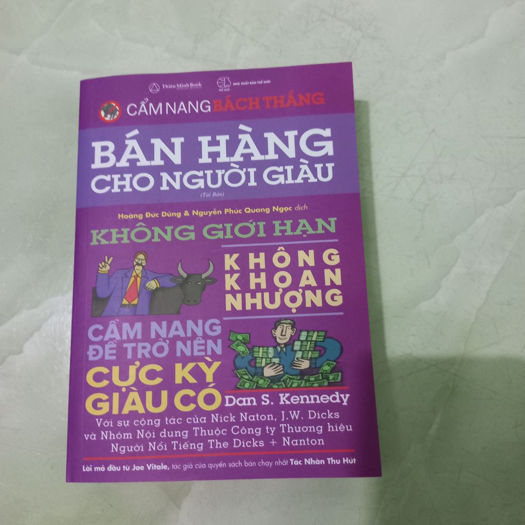 Sách hơi đắt vì rất dày luôn. Nhưng lượng kiến thức mà nó mang lại thì cực kỳ giá trị, các bạn làm sale nên đọc nhé. Mua bên fahasa, rất ưng ý cách gói hàng của shop luôn. Cực kỳ cẩn thận. Cảm ơn shop nhiều. Sẽ còn ủng hộ tiki nữa nha. 5 sao rất xứng đáng luôn
