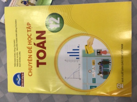 Giá niêm yết 11k bán 19k mà ko bỏ vô nổi cái thùng carton đàng hoàng gửi đi, bọc mỗi bọc chống sốc mỏng dính là xong:))))) tới nơi thì nó nhàu mà gáy sách thì biến dạng rồi, cuốn này còn đỡ nhất trong 3 cuốn mình đặt nha 😇 trong hình là mình đã đè đồ nặng lên cho nó đỡ nhăn nhàu rồi nhé nhưng gáy sách bị cong vênh rồi nên chịu à:))) tệ, lần duy nhất và cuối cùng, may ko đặt nhiều chứ ko bị thầy cô rủa chớt 🙏