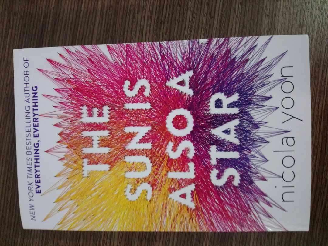 Sách giấy hơi tối màu, nhưng chữ to và dễ đọc, nội dung về phần giới thiệu khiến mình tò mò. Nếu bạn đọc cuốn này sẽ thấy một quan điểm khá hay của nhân vật nữ chính.