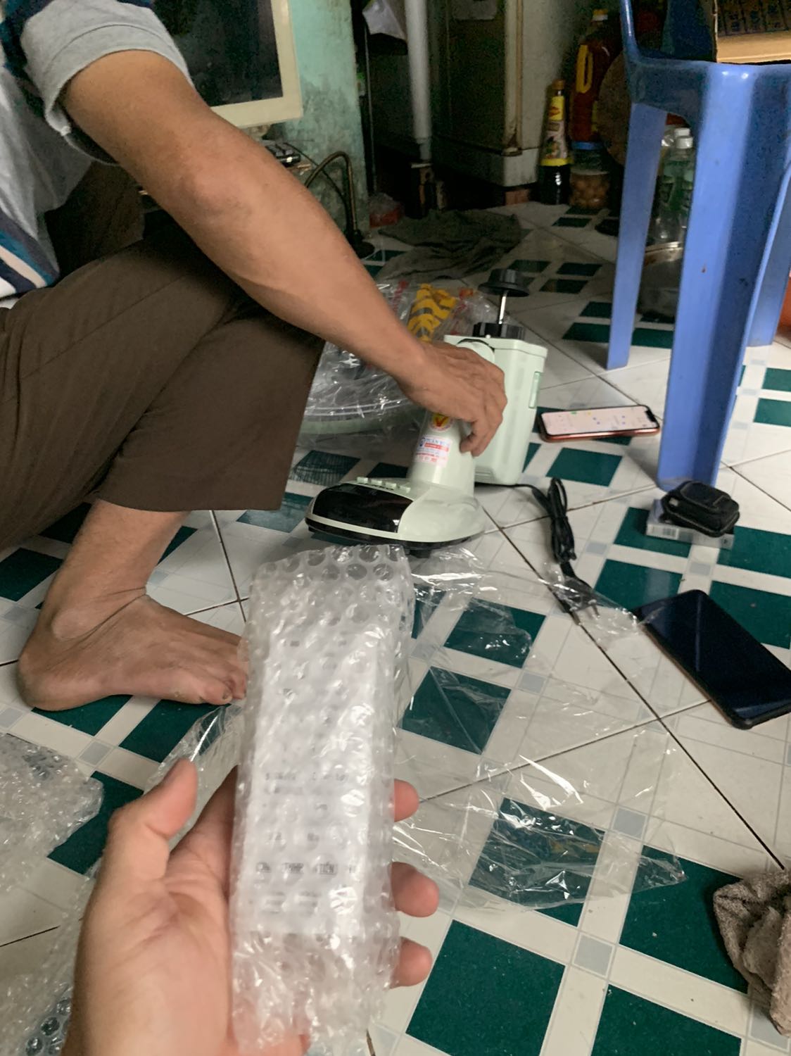 Quạt xịn , giá mềm. Tốt cho người làm biếng :))) nằm một chỗ bấm remote tắt mở khỏi ngồi dậy. Chế độ gió Sleep khá ngon , quạt xong ngưng rồi lại quạt. Êm ru. Điều khiển nhạy - gió mạnh - có đèn ngủ giống như mấy cây quạt đứng hồi xưa. Quạt xịn , giá mềm. Tốt cho người làm biếng :))) nằm một chỗ bấm remote tắt mở khỏi ngồi dậy. Chế độ gió Sleep khá ngon , quạt xong ngưng rồi lại quạt. Êm ru. Điều khiển nhạy - gió mạnh - có đèn ngủ giống như mấy cây quạt đứng hồi xưa.