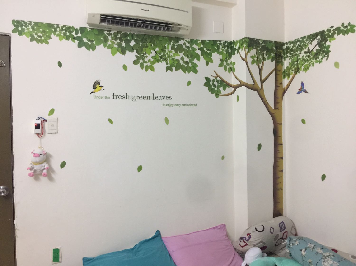 Giao nhanh, hàng đẹp, dễ dán, dễ tháo. tuy nhiên miếng cắt hơi to, bạn nào ko khéo tay thì nên nhờ ng phụ dán. Mình rất hài lònh