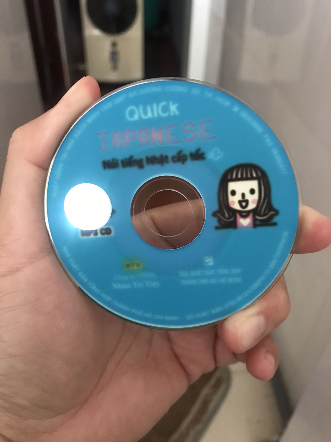 Hàng giao quăn góc. Gáy sánh thì konđủ keo như bong tróc. Bìa cd thì hình mờ và nhoè. Như hàng lậu vậy. Thất vọng