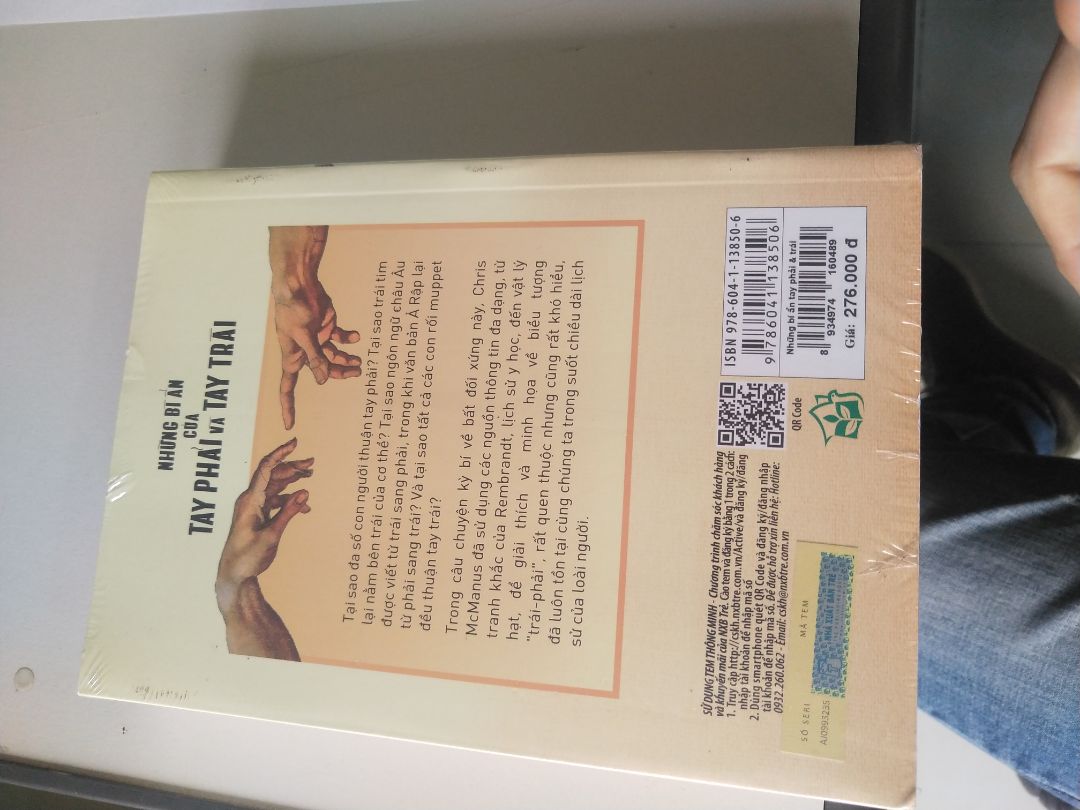 giao hàng siêu nhanh, sách còn nguyên seal, chưa đọc lên chưa bóc để bảo quản. sale 70%. Cầm nặng tay hy vọng ko fai giấy siêu nhẹ