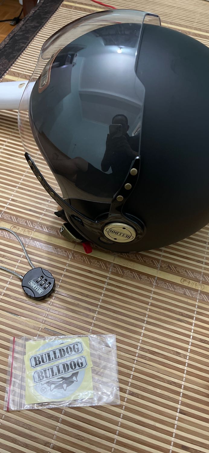 Đánh giá ngoại quan thì mũ có vẻ dày dặn khá ổn, tuy nhiên chốt kính có logo gắn ngược mất thẩm mĩ. Mũ thiếu tem nhãn ngày sx. Tiki giao hàng trễ 2 ngày xin phép trừ 1 sao