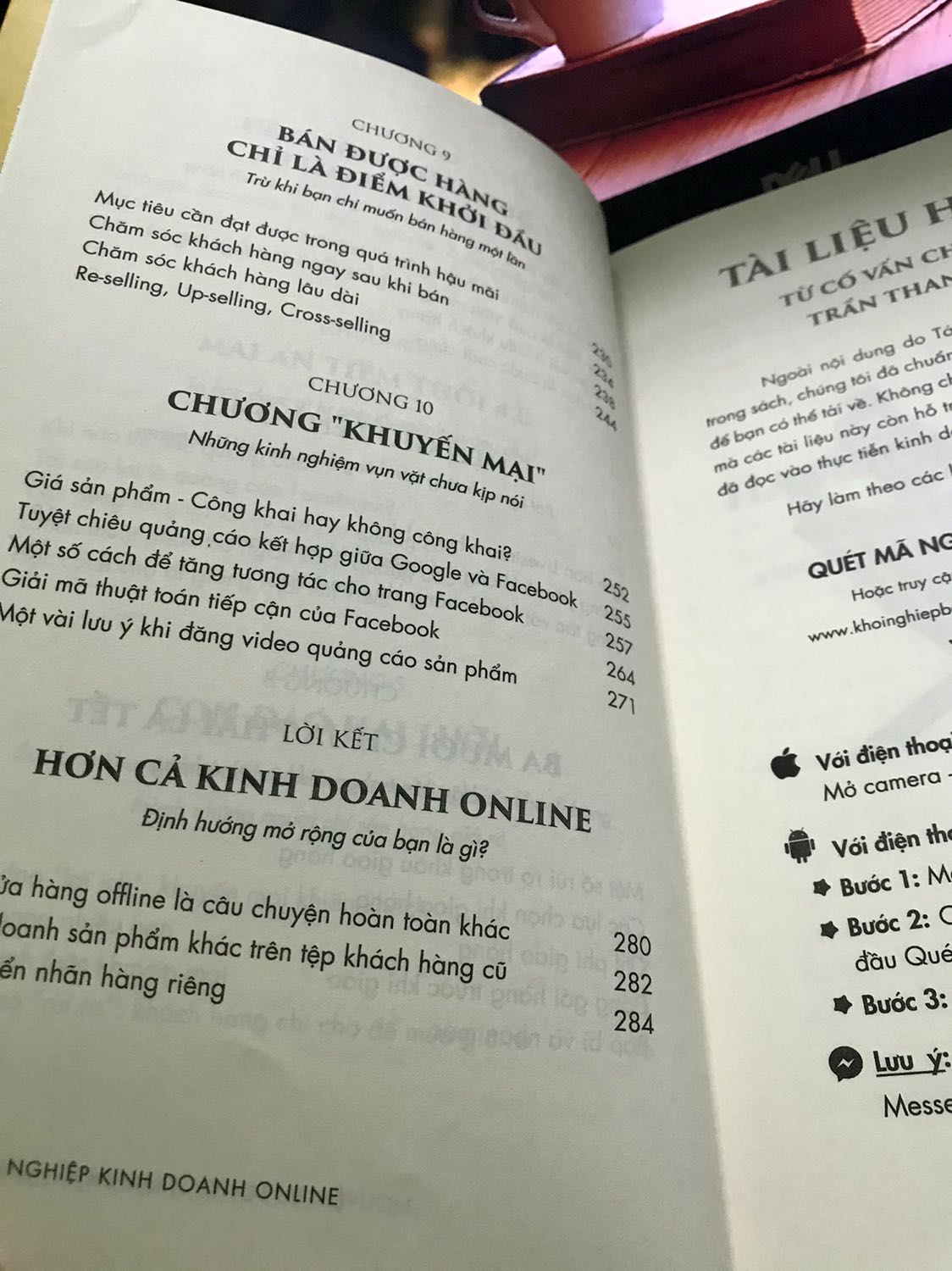 Một cuốn sách hữu ích về kinh doanh online cho người mới bắt đầu.

Nếu bạn đang muốn tìm kiếm những kiến thức cao siêu như là chạy quảng cáo *** như thế nào cho ra nghìn đơn 1 ngày hay cách kinh doanh ăn chắc 100% thì  cuốn sách này KHÔNG phải là lựa chọn phù hợp với bạn.

Mình đã đọc được khá nhiều cuốn sách về kinh doanh, lúc đọc thì cảm thấy rất tâm đắc nhưng lại không áp dụng được nhiều vào công việc hiện tại. Rồi mình cảm thấy những nội dung ấy khá xa vời thực tế (đối với suy nghĩ riêng của mình). Cho đến thời gian gần đây, mình tìm đọc được các cuốn sách của tác giả Trần Thanh Phong, những nội dung phải nói là giản dị, nhưng mình vận dụng được rất nhiều. Thời gian gần đây, mình cũng quan tâm đến kinh doanh online, một phần do covid, một phần không muốn bản thân phụ thuộc vào công việc 8 tiếng 1 ngày. May mắn là mình đã tìm thấy cuốn sách này. Mình đọc sơ qua mục lục thì đúng là những thứ mình đang tìm kiếm. 
Mình đã đọc được khoảng 100 trang đầu, rất nhiều thứ hữu ích nho nhỏ nhưng trước đây mình lại không để ý đến. “Thì ra là vậy!” Đó là câu thường xuyên xuất hiện trong đầu mình khi đọc cuốn sách này.

Mình rất cảm ơn 2 tác giả đã cho mình cơ hội để thay đổi góc nhìn. Thì ra bấy lâu nay vì xem thường những thứ căn bản mà mình đã gặp rất nhiều khó khăn để bắt đầu.