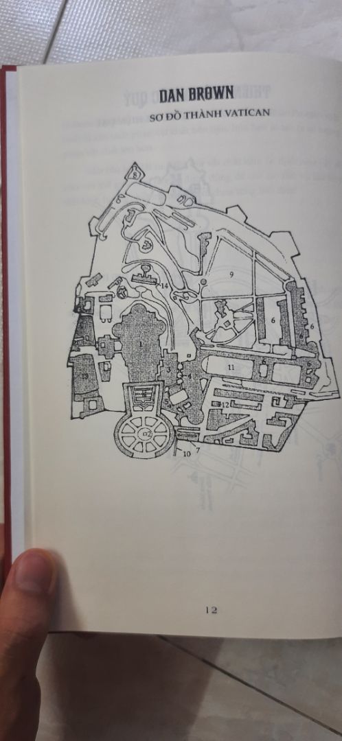 fahasa giao hàng rất nhanh và luôn đóng hàng rất cẩn thận, sách được nằm cùng với 1 lớp xốp để bảo đảm trong khâu vận chuyển
về nội dung thì đây là cuốn tiểu thuyết xuất sắc của dan brown, có lẽ chỉ sau Mật mã da vinci, tình tiết gay cấn và rất cuốn hút
khổ chữ to, rất dễ đọc, giấy vàng k lo mỏi mất
mua được với giảm sale nên rất ưng