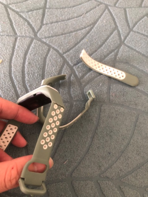 Dây để lâu nên cứng, đeo 1-2 lần thì nứt gãy. Mặc dù shop đã đổi 1 lần nhưng vẫn nứt gãy tương tự cái trước, mặc dù kèm phí ship hoả tốc nhưng cuối cùng không dùng được.