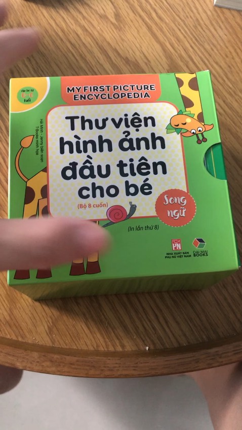 Sách đẹp, màu sắc tươi sáng, cứng cáp (bé nhỏ tuổi sẽ khó xé sách được). Có song ngữ và cả phiên âm. Nội dung là các từ quen thuộc cho bé dễ tìm hiểu.
Ship HCM nhanh, sách được giảm giá nhiều so với giá gốc.