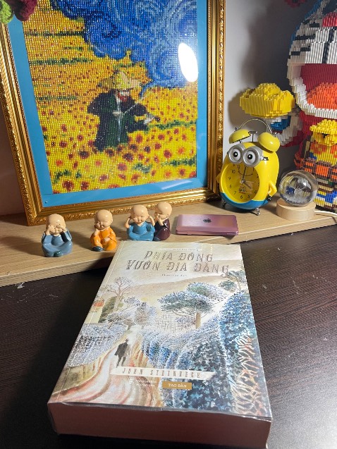 Phía Đông Vườn Địa Đàng là tiểu thuyết giàu chiều sâu về gia đình, lựa chọn và bản chất thiện – ác trong mỗi con người. Văn phong Steinbeck giản dị mà ám ảnh, câu chuyện chậm rãi nhưng cuốn hút, để lại dư âm lâu dài. Một cuốn sách đáng đọc cho ai yêu văn học kinh điển và suy ngẫm về cuộc sống.