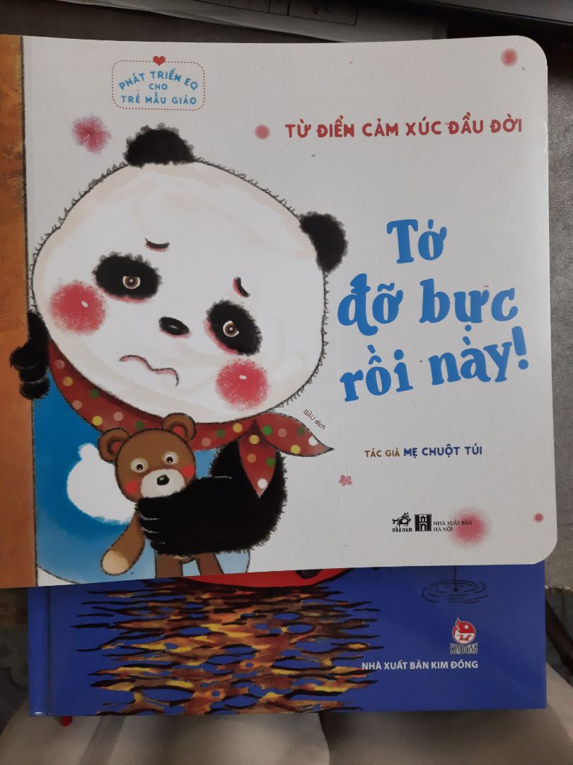 Tiki giao hàng nhanh, mình đặt từ chiều hôm trước mà sáng hôm sau đã nhận được rồi. Sách còn mới nguyên, đủ 12 cuốn.