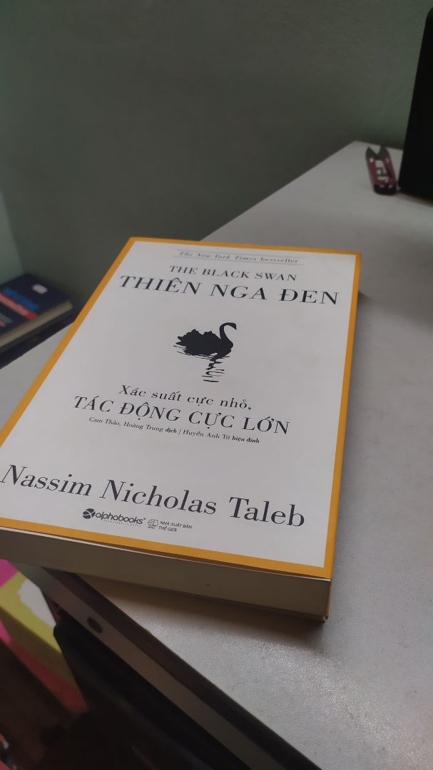 Ví dụ cụ thể, mang tính thời sự nhất là Covid 19. Sách khó đọc, nhưng một số khái niệm và hiện tượng nêu ra rất đáng quan tâm.