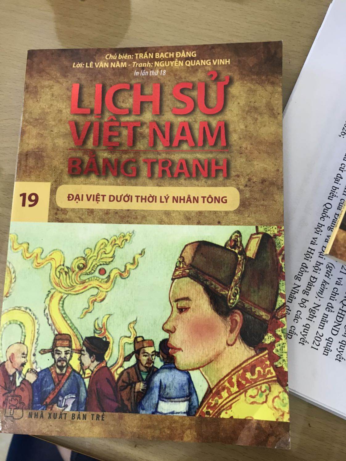Rất đáng tiền. Ngoài các bộ truyện tranh thông thường, bố mẹ nên mua những bộ truyện về lịch sử cho các bạn nhỏ đọc, để kiến thức lịch sử không còn quá khó khăn đối với các bạn ấy. Bộ truyện rất hay, lại có hình minh hoạ nên k khó đọc như các bộ truyện về lịch sử khác.