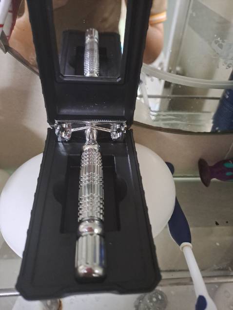 Quá ok. Lưỡi cạo sát êm ái.  Sản phẩm cầm chắc tay lắm. Inox thì quá chất lượng rồi.