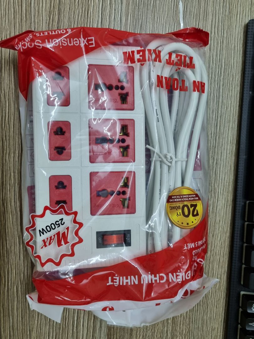 Đơn hàng giao nhanh hơn dự kiến. Bạn nhân viên của ĐMX đi giao luôn, còn cẩn thận gọi điện 2,3 lần để xác nhận thời gian giao hàng. Ổ điện có 6 lỗ, cắm nhiều thiết bị cùng 1 lúc