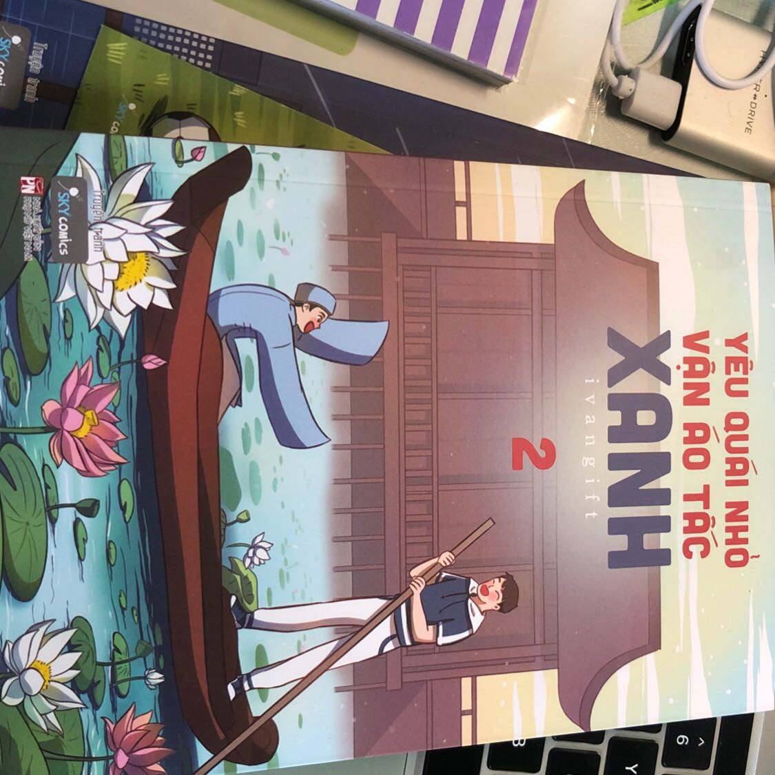 Giao e nhanh hơn dự tính :3 sách kh seal, kh bọc chống sốc, tổ độ sao mà nó df mỗi cuốn 2 góc :)) may mà chưa rách gáy kh chắc t khóc 🥲