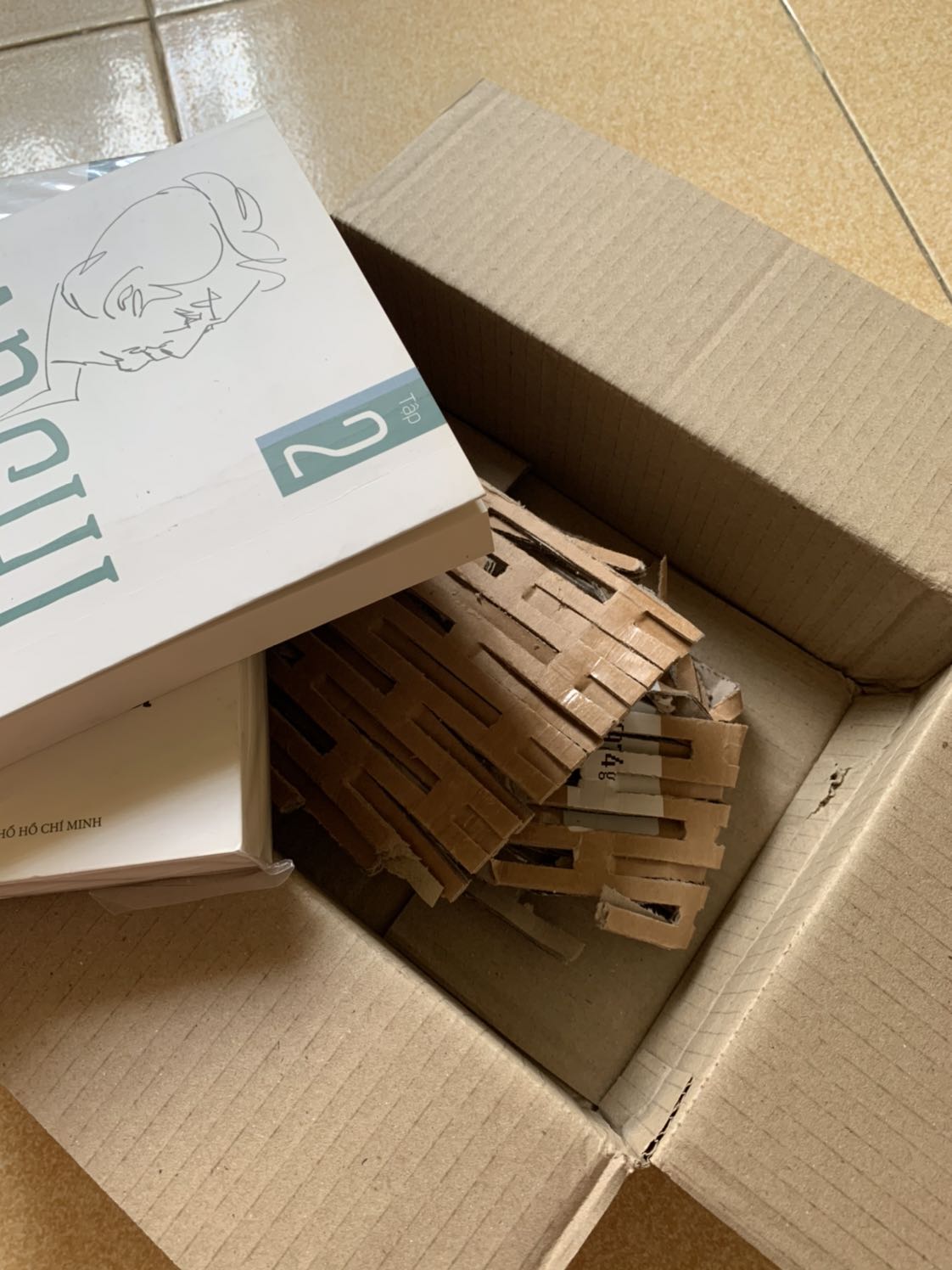 không mấy vui khi nhìn cách đóng sách hời hợt của shop, cuốn bao bọc cuốn lại không, lại không kèm hoá đơn cho khách như những nhà bán khác, vài lời góp ý nhỏ mong muốn shop hoàn thiện hơn. "SÁCH LÀ KHO TÀNG TRI THỨC, SÁCH LUÔN LÀ BẠN TỐT CỦA CHÚNG TA"