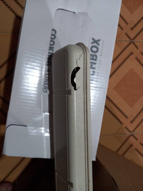 Hộp đựng đũa muỗng không còn nguyên vẹn