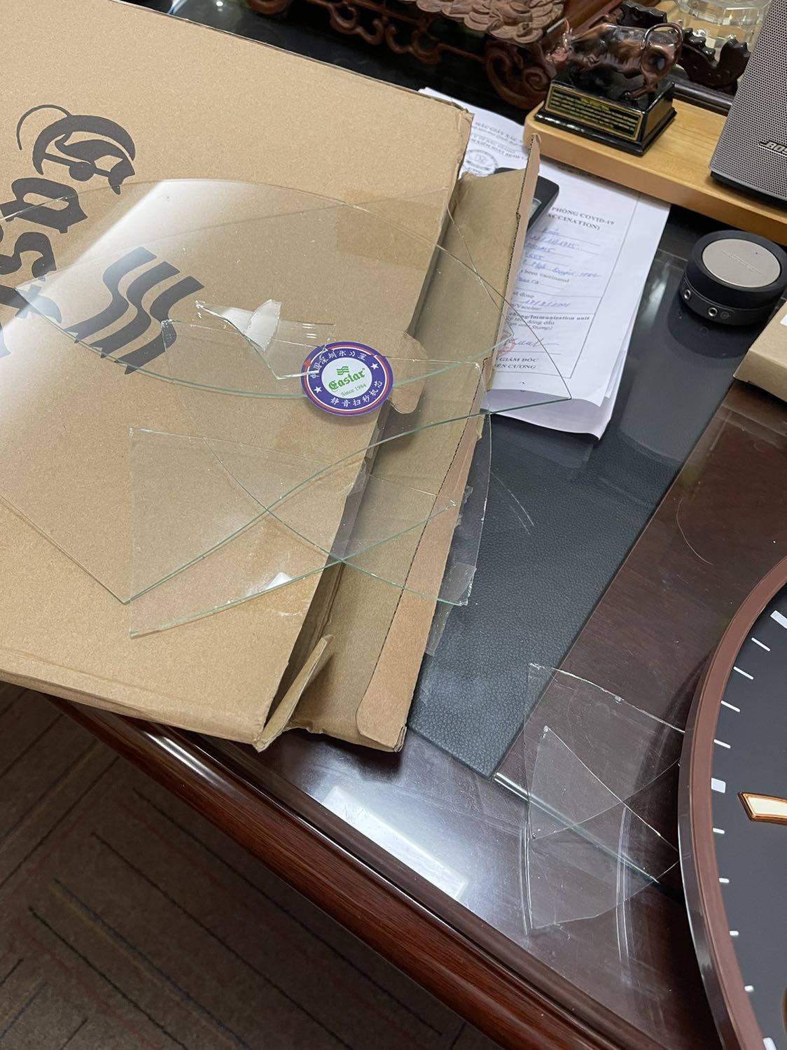 Hàng vận chuyển vỡ kính. Đóng gói rất sơ sài. Thấy vọng 😡