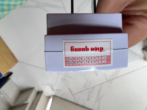 Đã mua của shop nhiều sp khác, dù ở khá xa mình nhưng vẫn ủng hộ, giao hàng nhanh, đóng gói kỹ, hàng Điện Quang quá chất lượng, có tem bảo hành chính hãng, đèn dùng cảm biến tự động rất nhạy, ánh sáng tốt, phòng 15m2 mà sáng 3w quá ok, thêm hình trang trí bạn mèo khá dễ thương. Giá thì chỉ 35k, cảm ơn shop