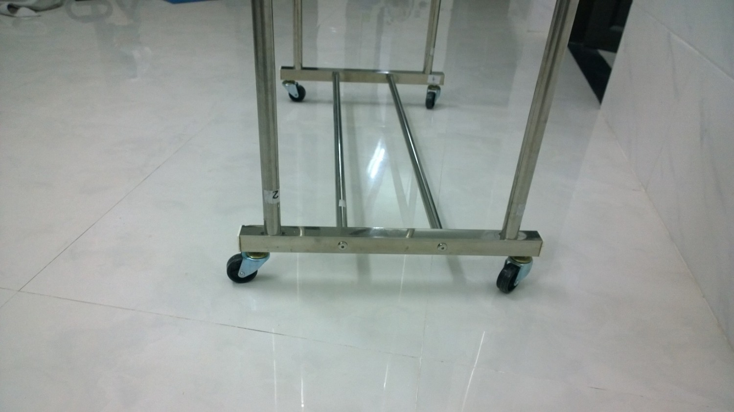 Mua về loay hoay một hồi mới lắp xong, cũng không khó lắm, lắp phần chân hơi mệt nhất, do lỗ khoan sẵn hơi chật so với cái thanh inox đưa vào. Lắp xong thì thấy khá là ok. Giàn phơi cao khoảng 1.7m, thanh phơi ngang cũng cỡ đó. Phơi đc nhiều đồ, cứng cáp, có bánh xe. Giá 260k cũng mềm. Chế thêm sợ day bụt ở giữa nữa tiện cho bỏ móc