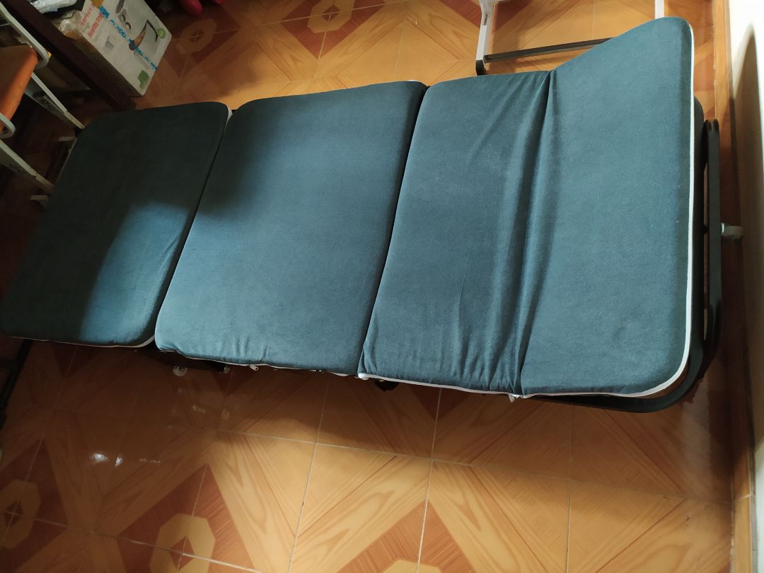 Tiện dụng, gấp mở nhẹ nhàng nhanh chóng trong vài giây. Họ hàng bạn bè đến chơi dùng cho khách ngủ trưa tốt. Có thể nâng gối đầu nên không mất công lấy gối. Giường nằm êm, phù hợp cho cả người thích và không thích nằm nệm.