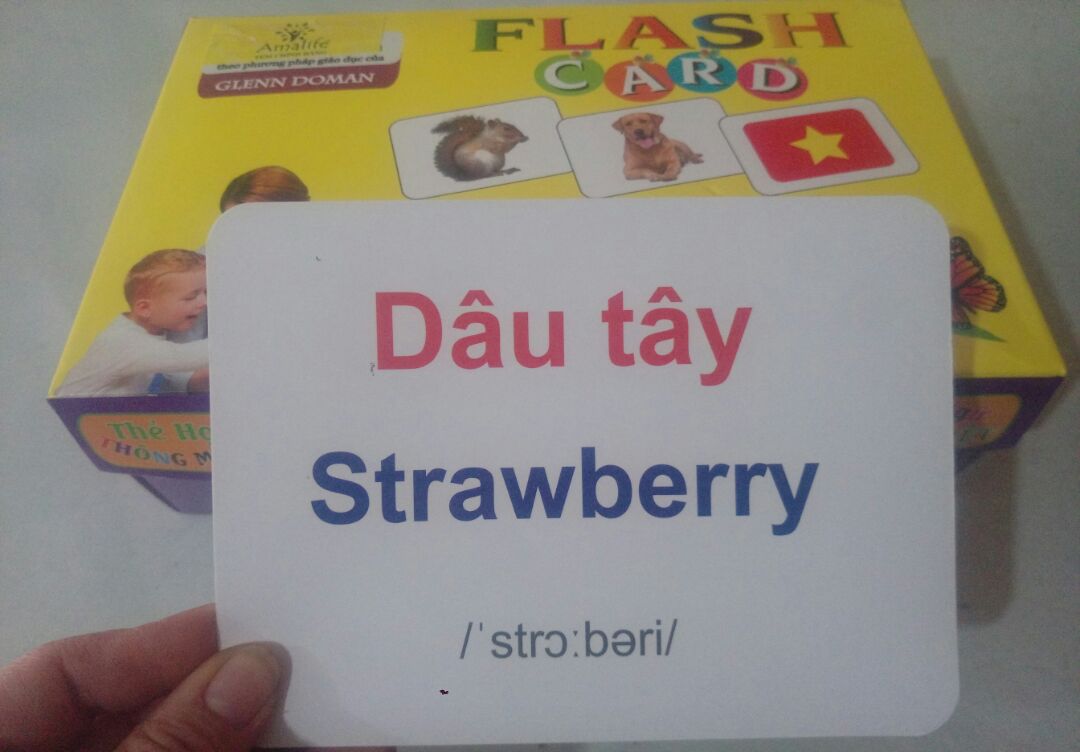 Giao hàng nhanh hơn dự kiến. Đóng gói cẩn thận. Sản phẩm rất ok. chất giấy cứng cáp. Màu sắc in rất đẹp tươi sáng rõ nét. Khổ to dễ nhìn. 
Mình góp ý là phần rau củ thì để những rau củ có nhiều màu sắc thì bé sẽ thích hơn.