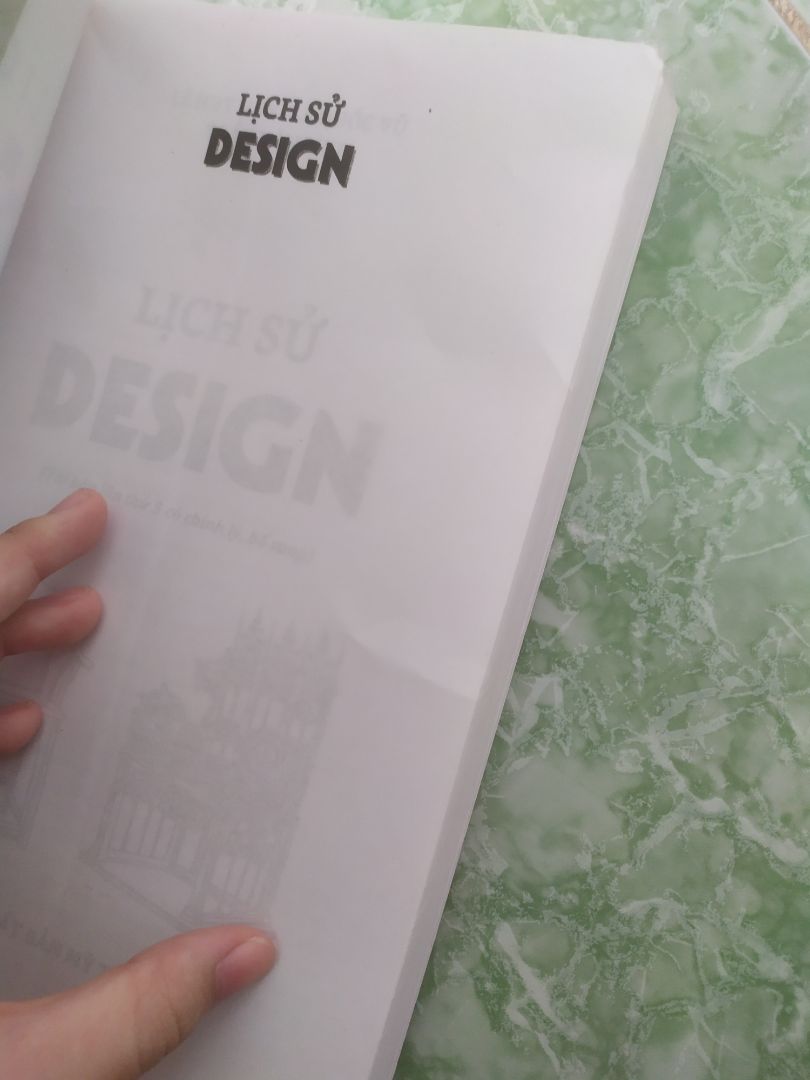 Sách không được gói kĩ càng, chỉ được gói bằng một lớp giấy kraft, nên khi đến tay mình, sách nhăn nheo cong bìa hết rồi. Nội dung bên trong thì cũng tạm, giấy in trắng đen, hình ảnh không màu nhìn rất chán.