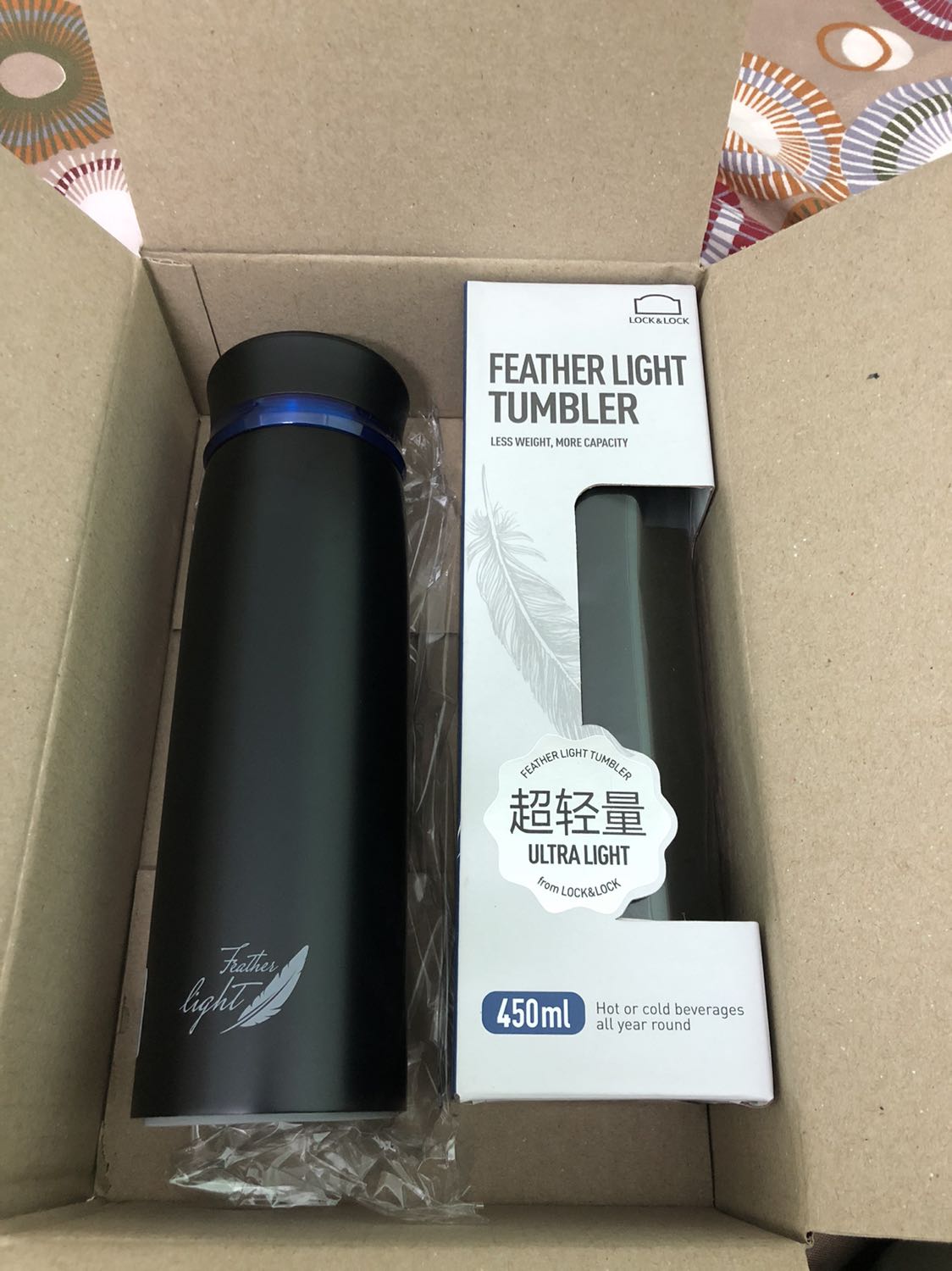 Sản phẩm rất đẹp, vừa tay! Bình dung tích 450ml mang đi làm khá tiện lợi. Bình lớn hơn khi mang đi làm cộng với đồ đạc thỳ sẽ khá nặng, khuyên các bạn lên mua bình cỡ này nếu muốn mang đi làm!
Giao hàng nhanh hơn dự kiến 1 ngày, nhân viên cũng rất lễ phép!
Khi muốn mở hẳn bình ra thỳ các bạn nắm vào cái vòng màu xanh và xoáy ngược chiều kim đồng hồ ra nha! Mình loay hoay xoáy không biết mở, tý thỳ giật hỏng cái bình 😄!
Mong là chia sẻ của mình sẽ giúp ích cho các bạn. Thanks!