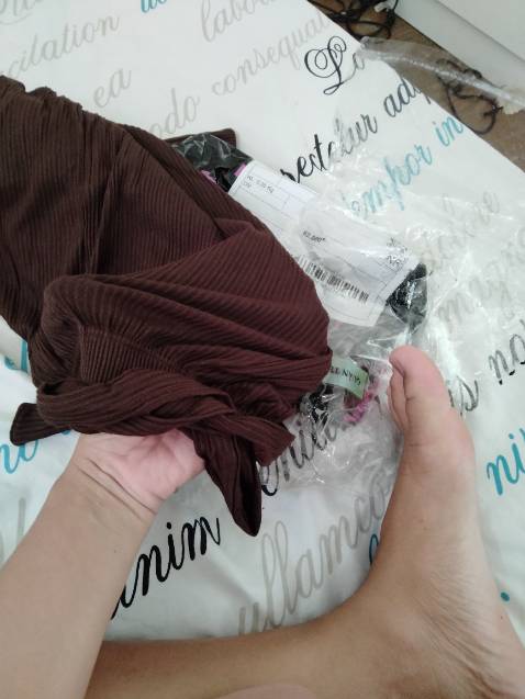 Bán hàng kém chất lượng, sai hoàn toàn với sản phẩm oder, mua vải đũi lưng thun Gu, màu đen cao cấp Mà giao quần vải dập ly thun, màu nâu, đã vậy còn cột thun nơ nữa. Treo đầu dê bán thịt ***. Yêu cầu tiki trả tiền lại và dẹp ngay cái shop này. Đóng gói phát ghớm