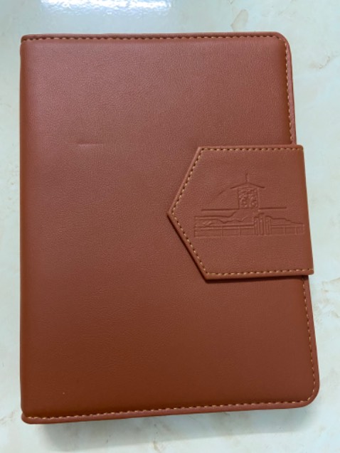 Còng bị gỉ sét, bìa thô và quá to so với ruột