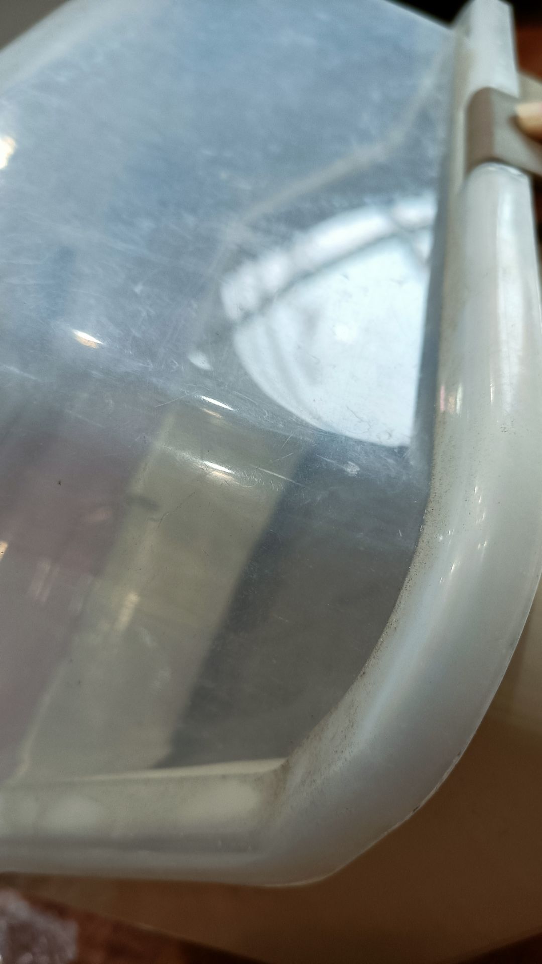 Hàng cũ, bẩn, xước xát nhiều. Không hài lòng.