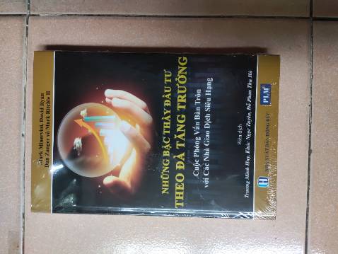 Sách viết theo tình huống phóng viên đặt các câu hỏi và các chuyên gia trả lời.
Các câu hỏi phân theo từng chủ đề:
- Lựa chọn cổ phiếu
- Xác định quy mô vị thế giao dịch
- Phân tích kỹ thuật
- Phân tích cơ bản
- Thị trường chung
- Tiêu chí mua
- Quản trị rủi ro
- Quản trị giao dịch
- Kiểm soát tâm lý
Câu trả lời của các chuyên gia rất mạch lạc, rõ ràng, có ví dụ để người đọc dễ hình dung, dễ hiểu.

SÁCH TUYỆT VỜI.

Tiki giao hàng nhanh. Sách có bọc nhựa xung quanh, để vào hộp giấy không có lót must chống sốc. Nhưng sách cứng cáp, bìa cứng như quyển sổ bìa calendar ngày xưa, nên sách không sao cả.