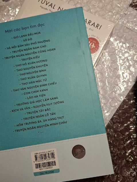 Giao nhanh, đúng sp nhưng mà sách bẩn quá 🥲🥹 là người thích ub sách mới thì ko chấp nhận được, mà tiền bỏ ra đâu có rẻ mấy so với giá bìa, nếu săn sale giá 20k 30k còn tạm được TvT chắc tại cuốn đó là cuốn cuối nên nó đểu 🥲😭.