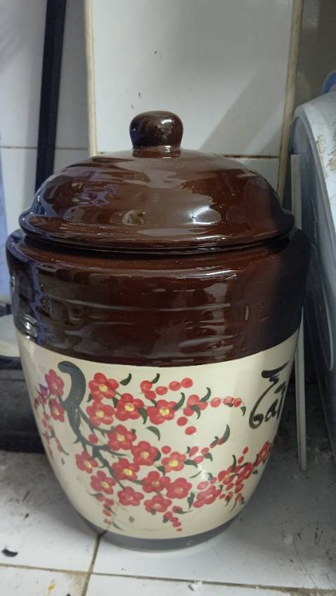 Hoa văn rất đẹp. Bình ko quá nặng, dễ di chuyển. Rất ưng nha😍