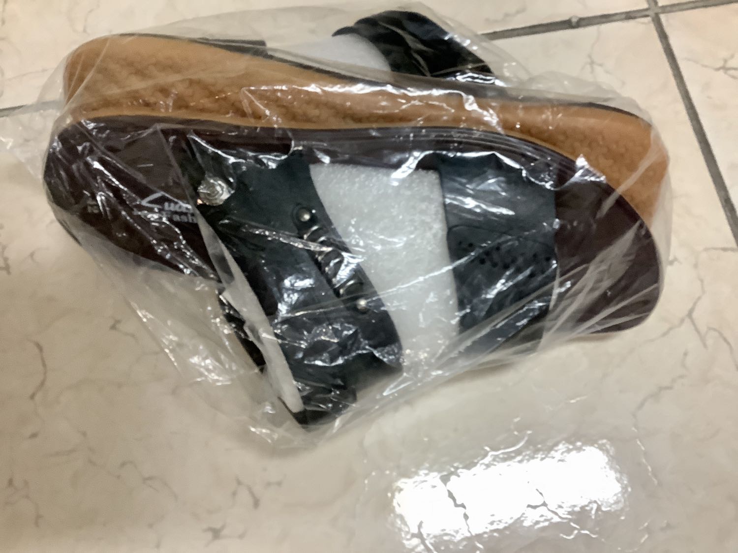 Hàng đặt màu nâu, giao hàng lại giao màu đen !
Yêu cầu đổi lại hàng màu nâu.