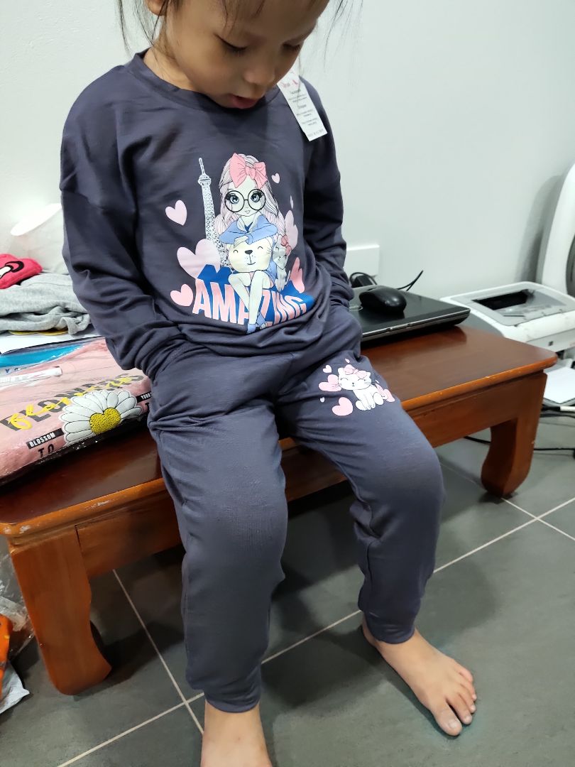 fom rộng,thoải mái, m lấy hơn sz nên bé mặc hơi rộng, may có bo nên cũng đỡ, chất lượng ko phai bàn luôn! quá ok!!!